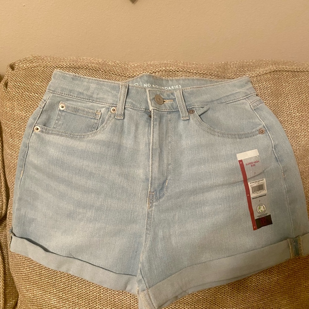 NWT No Boundaries light denim shorts. Super High Rise curvy mom short
